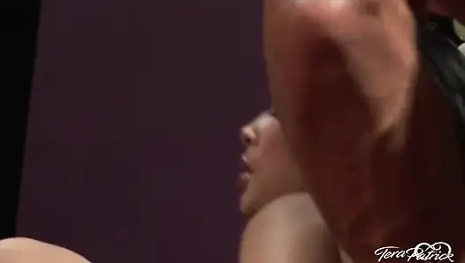 Tera patrick dreier mit 2 großen schwänzen wird gut gefickt