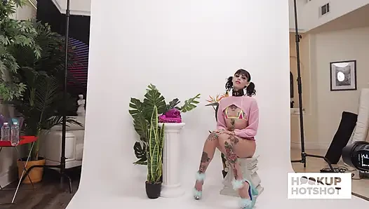 BTS - CC Puppe stellt ihre schlanke, tätowierte figur mit selbstvertrauen zur schau!