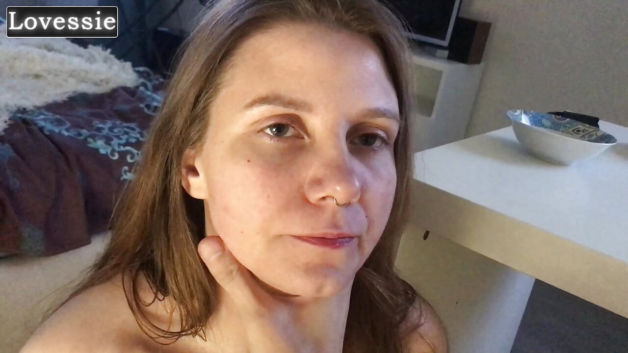 短い黄色いドレスを着た美しいロシアのミルフが、熱心に大きくて長いペニスをしゃぶる - ラブシー