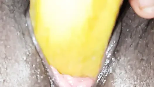 Evli kadın muz kullanarak arzusunu yerine getirdi.