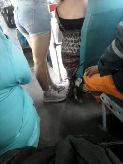 PIERNONA EN BUS
