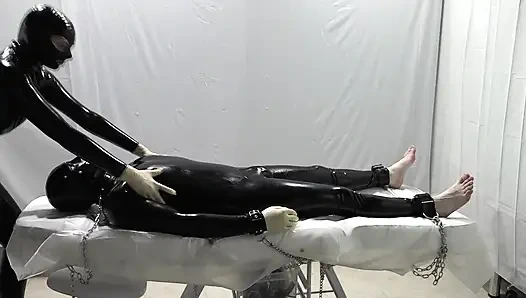 Frau Domina und ihre experimente an einer sklavin.