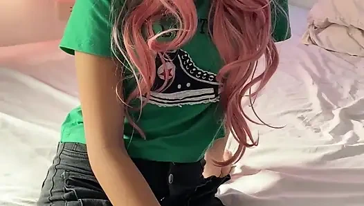 Я показую сводному брату купальник, и он целует мою горячую вагину