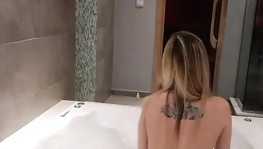 Lagi asik muasin memeknya sendirian di jacuzzi! Jugando Solita En El Jacuzzi!