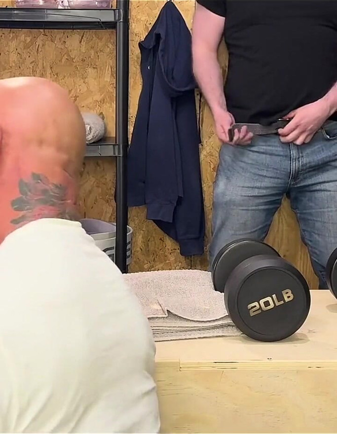 Falcon Legend inviterer meg tilbake til garasjen sin, og denne gangen tar jeg med vennen min for å dele muskelhullet hans.