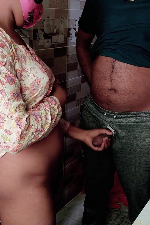 Une demi-sœur aînée enseigne le sexe à son demi-frère dans la cuisine