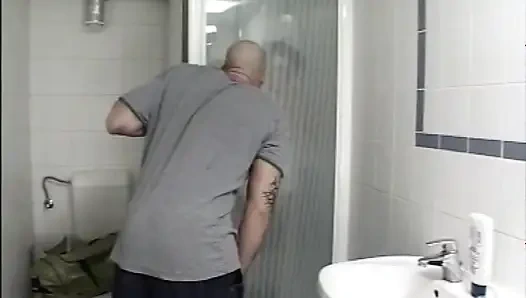 Sıkı amcıklı masum genç kız banyoda sikiliyor ve büyük yarakla ağzına boşalıyor