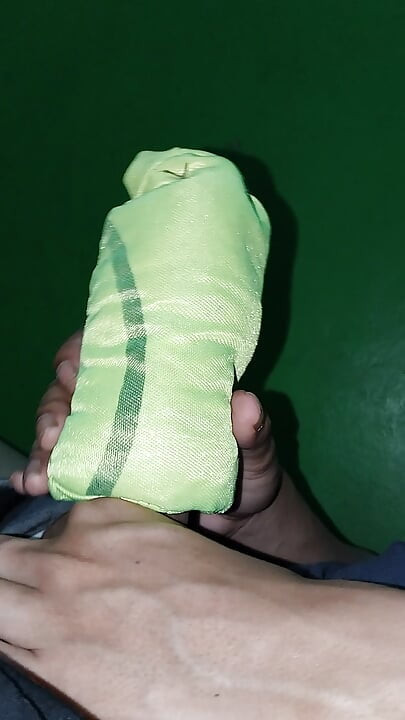 Trying to get a dildo to fit into the hole doesn't fit the big dick.