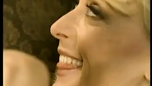 Tante seksi jadul lagi asik jilat memek posisi 69