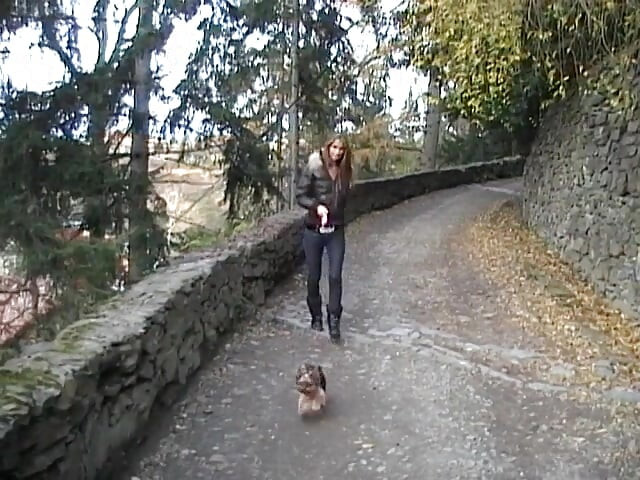 Preciosa nena europea chupando polla al aire libre antes de follar en casa