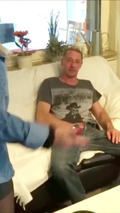 Cautivador momento de "Alemana tetona milf atrapada amigo viendo porno y ayuda"