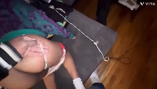 Aku mergokin cowok ini lagi nonton bokong boket hentainya, jadi aku ngebiarkan dia ngocok kontolku untuk ngocok kontolku di hari natal