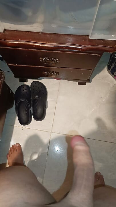 Tranny empties her balls