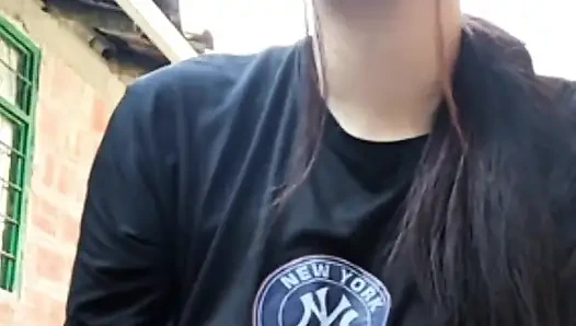 Сексуальная девушка струится и трогает себя для поклонников