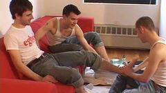 Fetysz stóp młodych mężczyzn liżących nawzajem seksowne stopy