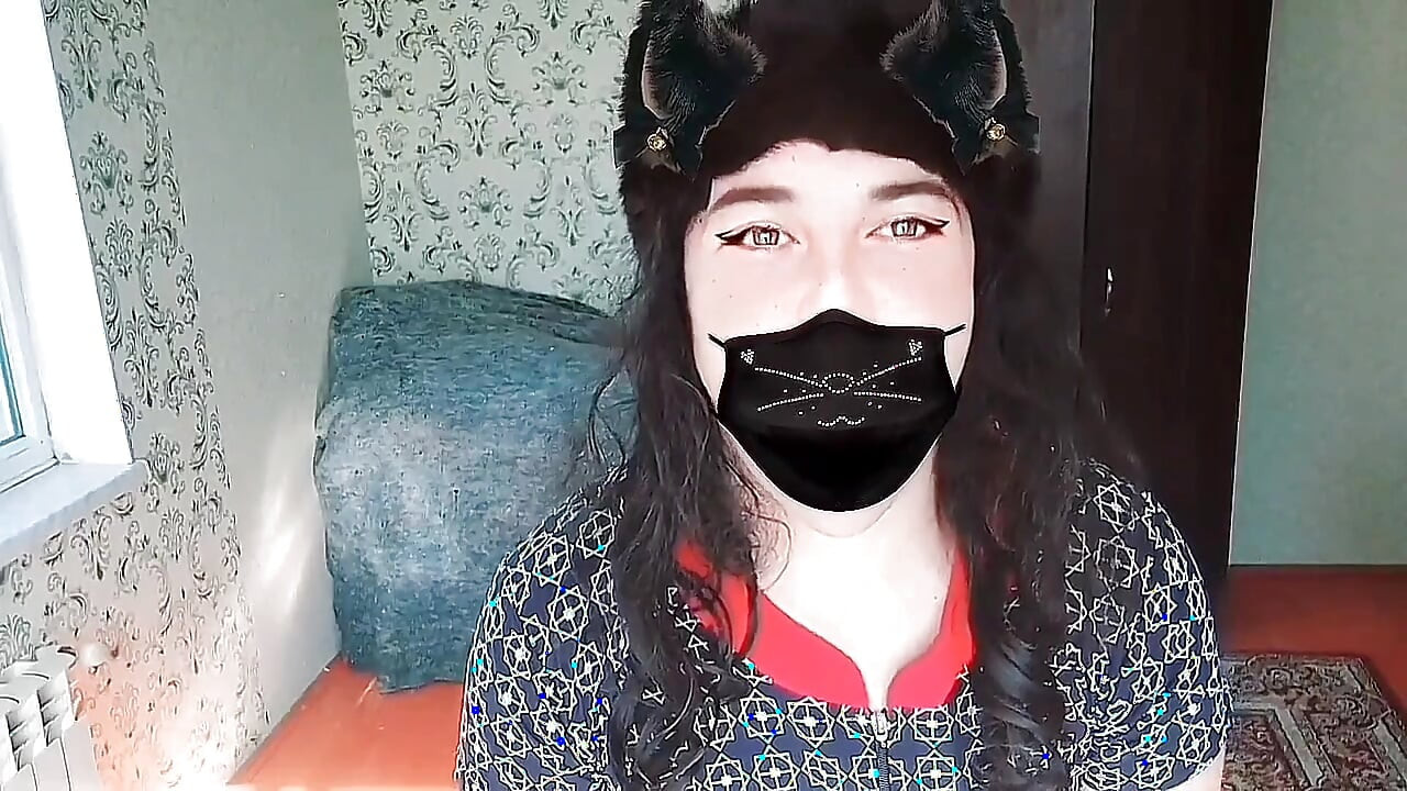 Slatki femboy igra se s pramenovima svilenkaste kose