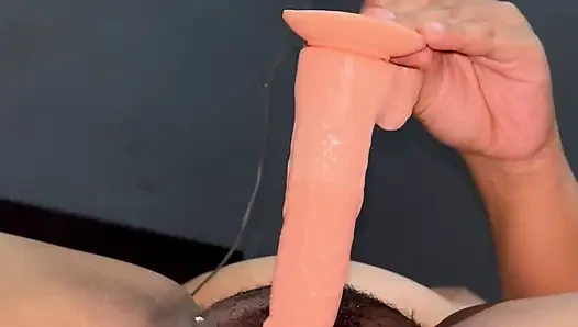 A pregnant woman who can't hold back the urge to fuck until she squirts