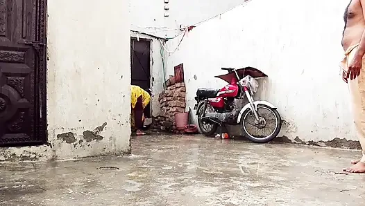 Barsaat ke mausam mein chute lagwane ka Apne maja hai barsat ke mausam mein gand Marne ka apna Maja