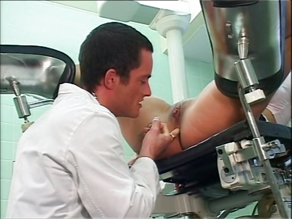 산부인과 의사의 엉덩이에 따먹히는 거유의 아름다운 젊은 금발