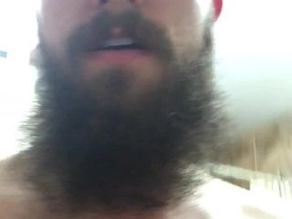 Бородатый мужик кончает в ванной