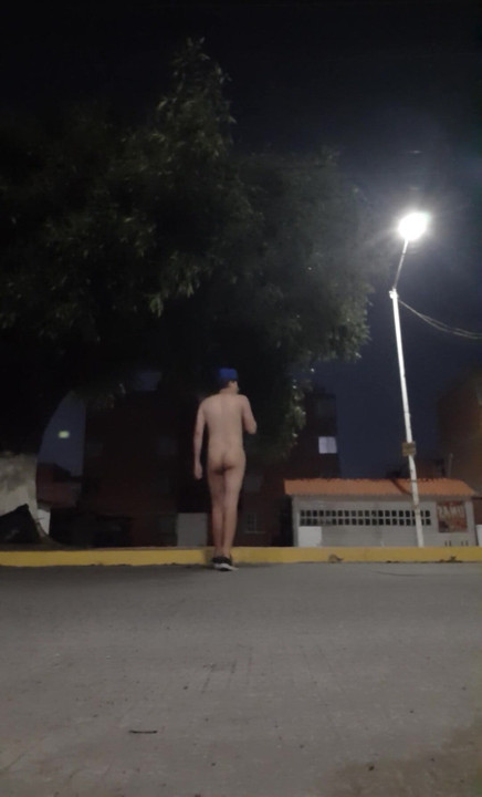 Naked exhibitionist on the streets of Mexico