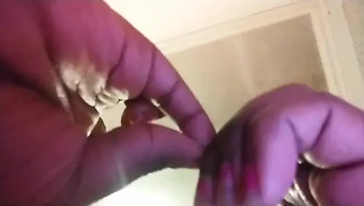 Der versuch, den nagellack auf meinen nägeln zu entfernen, aber scheitert zuerst?