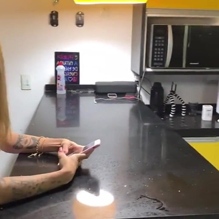 Un afortunado mensajero en moto entregó pizza a una joven deliciosa