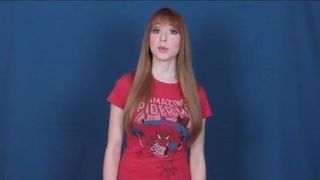 Sexy Lisa Foiles versucht, einen Lapdance zu machen