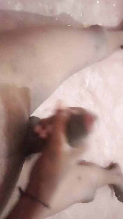 "Depois de ver a vagina da minha meia-irmã, meu pênis ficou ereto."