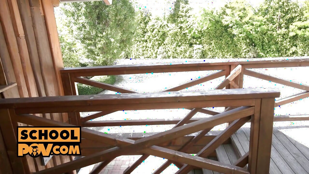 En primer plano - puta del campamento Lilit Sweet gangas con una mamada
