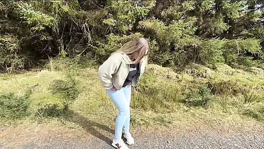 Keadaan darurat saat berjalan di jalan setapak umum tapi aku harus celana jinsku sampai becek