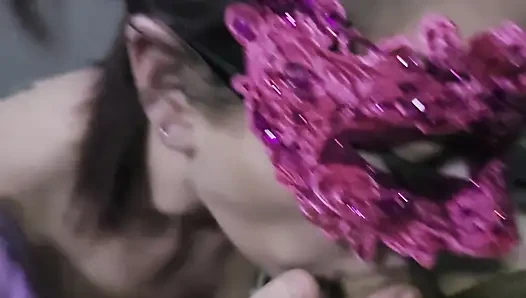 Tante nakal dengan topeng pink lagi asik nyepong kontol sambil telan sperma