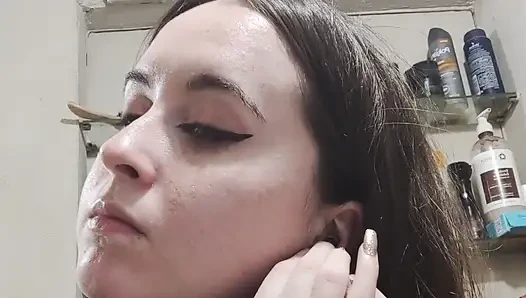 Soyunuyor, ayakkabılarımı çıkarıyor, makyajımı çıkarıyor, yatacak her şey. Sweet Dreams My Loves
