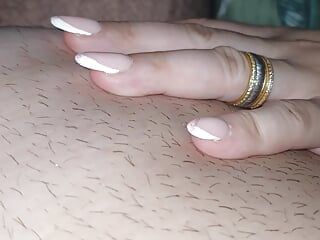 Stiefzoon gaat naakt in bed om door stiefmoeder te worden aangeraakt met haar sexy lange nagels