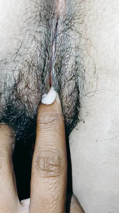 Girlfriend ke chut me ungli ghusa di closeup