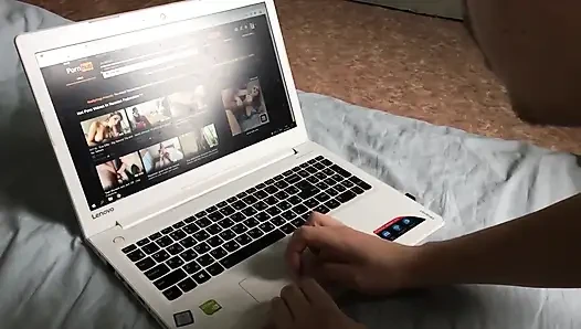 Üvey erkek kardeşini pornosunda mastürbasyon yapıyor ve ona doğum günü sakso çekiyor