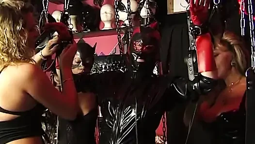 Verführerische MILF-blondinen und brünette in versauten BDSM-spielen