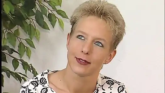 Kısa saçlı sarışın bebek oyuncu seçmelerinde amcığıyla mastürbasyon yapıyor