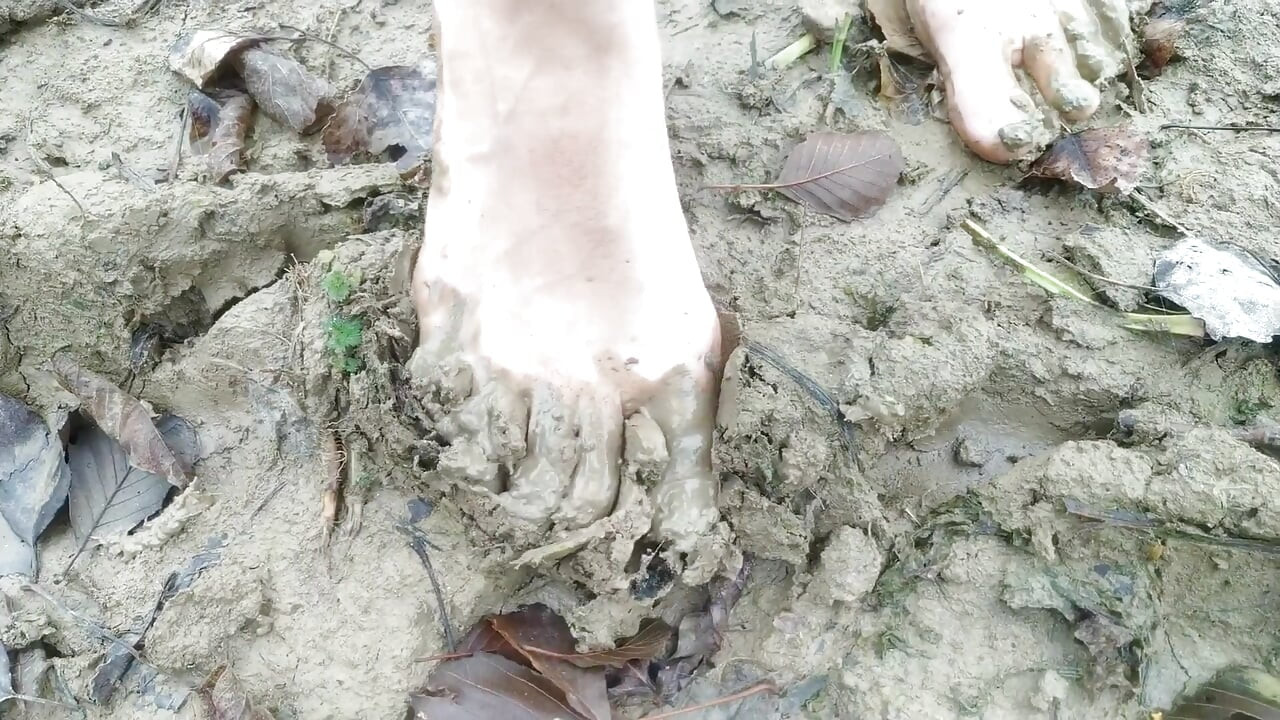 裸足で泥を踏む - 汚れた足とピクピクして、最後に自分の精液を踏む