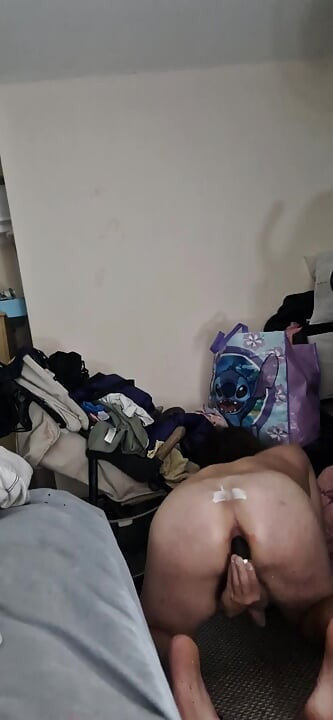Real amador caseiro magro britânico britânico, quarto nu, vibrador, jogo anal