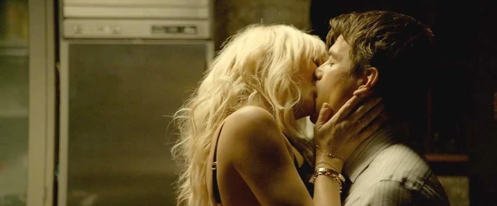 Malin Akerman nue dans une `` mauvaise conduite &#39;&#39; sur scandalplanet.com