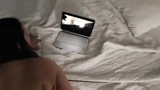 Жена снимает себя на видео с другим мужчиной и показывает