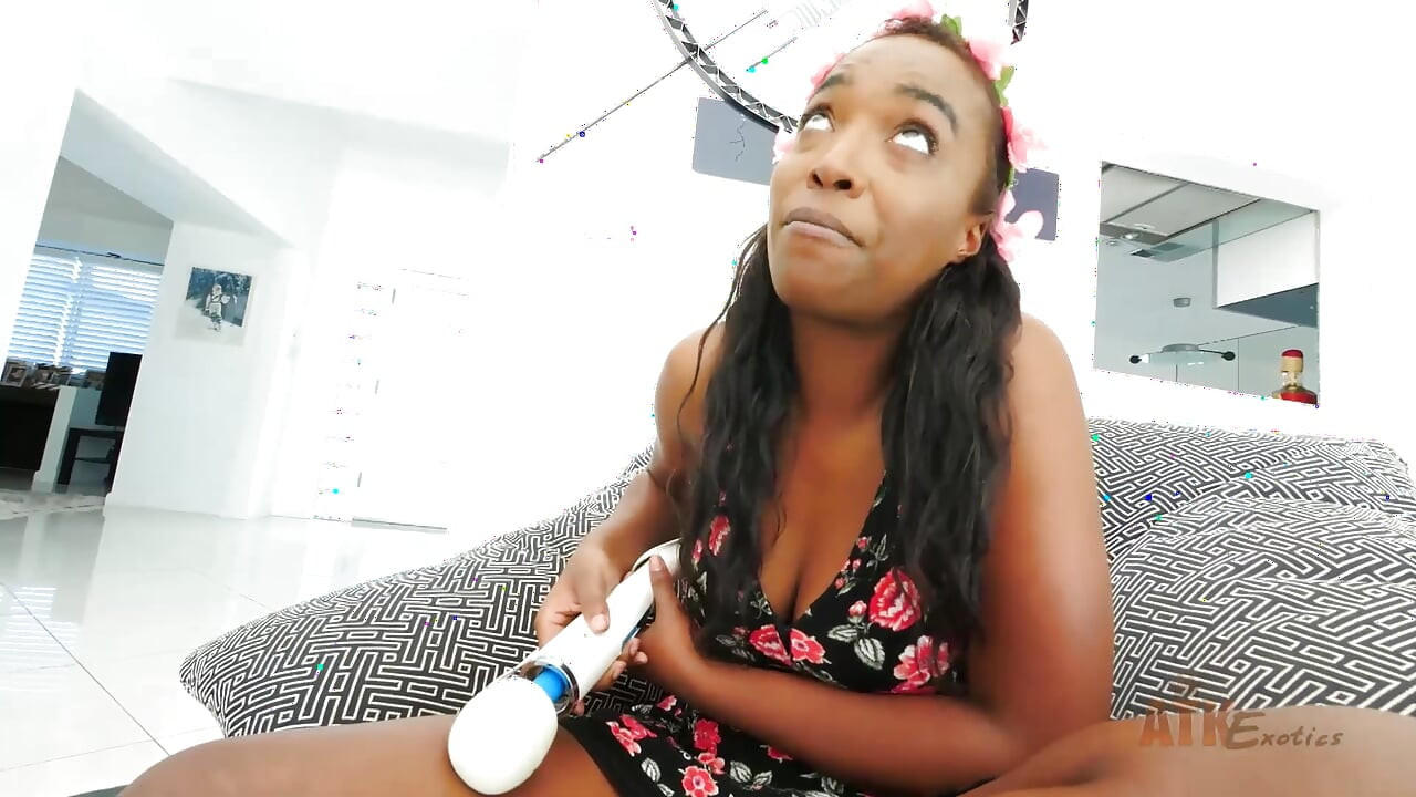 Daya Knight frantically grinds her throbbing clit against the buzzing Hitachi Wand, moaning and screaming in raw ecstasy