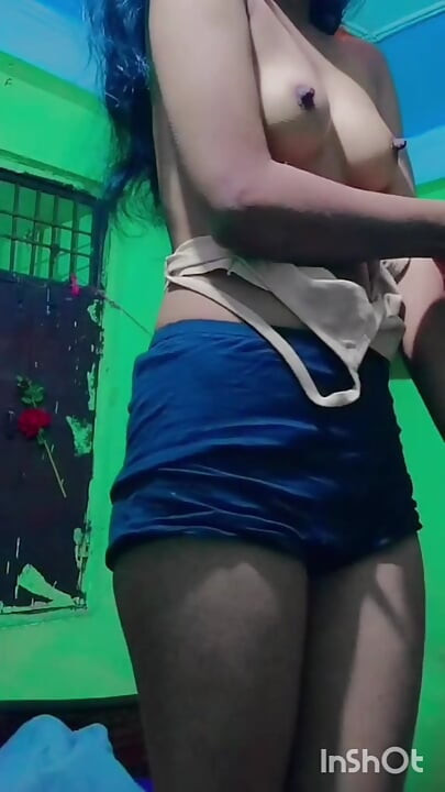 Hintli ateşli kız arkadaşım sert sikiş için göğüslerini amını parmaklıyor