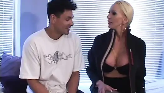 Azgın sarışın orta yaşlı seksi kadın penisini emdikten sonra adam sikişiyor ve içine boşalıyor
