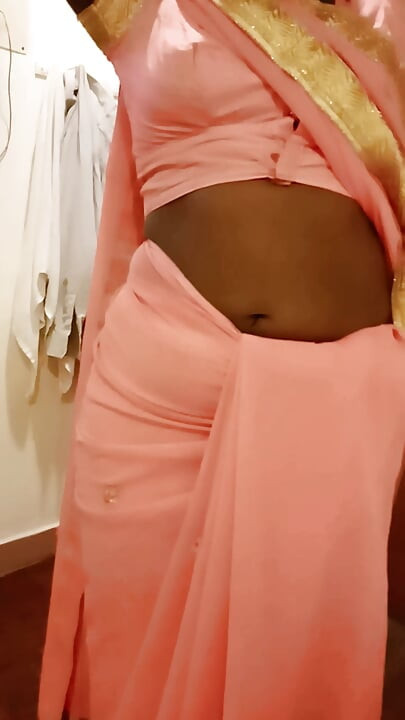 Desi Tamil feleség Renu nagy segge és puncija szariban csiklandozva a hotel után - a kukkoló filmez! Indianhotwifex
