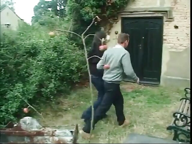 Cuplu heterosexual face sex anal în aer liber, apoi armăsarul ejaculează pe pizda ei