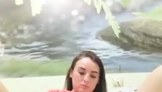 Szexi milf maszturbál nekem