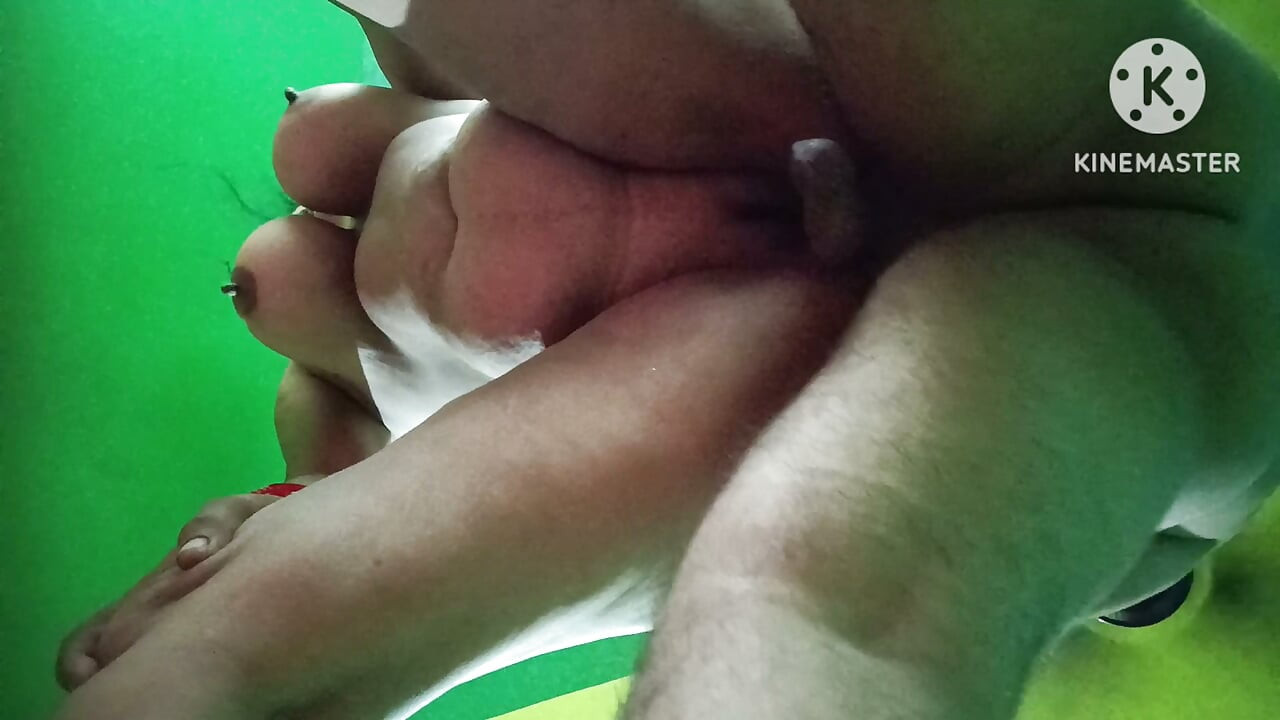 Desi Indian Doodhwala Bhabhi Ji με τα μεγάλα της βυζιά, τα βλέπει και αρχίζει να την γαμάει με το γάλα - Hindi Audio