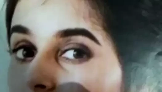 aktris sanjana sarathi yüz sürtünme